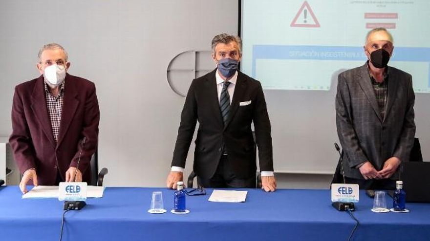 El presidentEl presidente de la Fele, Javier Cepedano (C); el presidente de la Asociación Provincial de Autoescuelas de León, Vicente González (I) y el vicepresidente, Fernando Blanco (D). / Campillo / ICAL