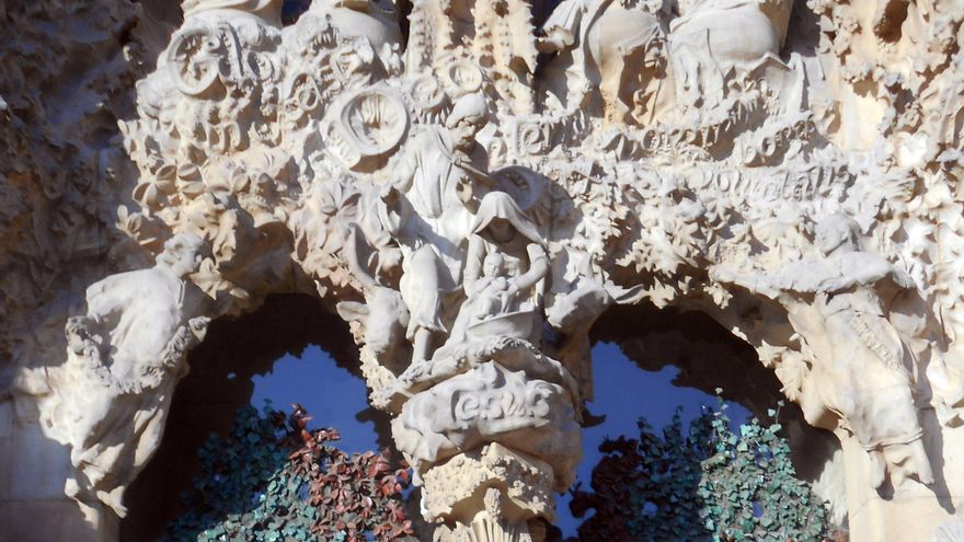 El motivo por el que hay insectos tallados en las puertas de la Sagrada Familia