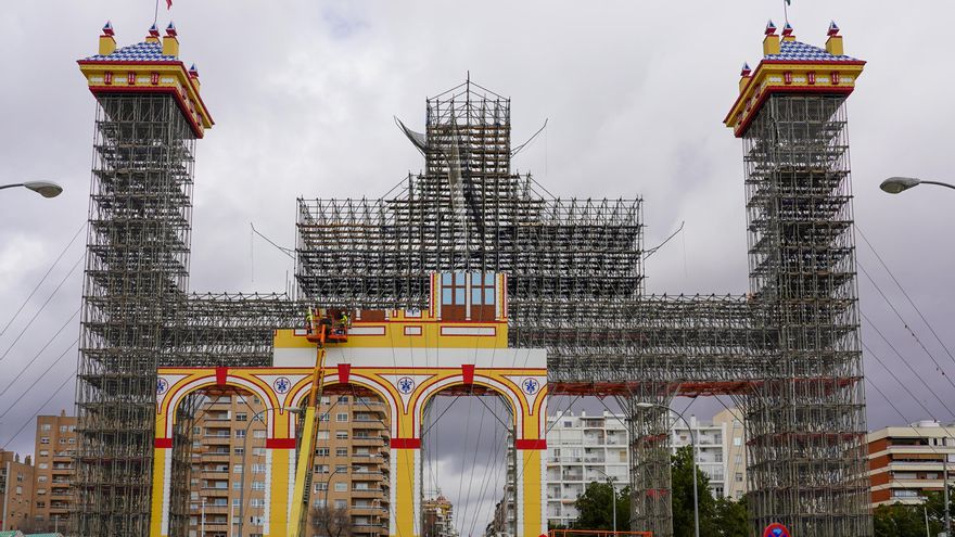 Trabajadores durante el montaje de la portada de  la Feria de Abril del 2023.