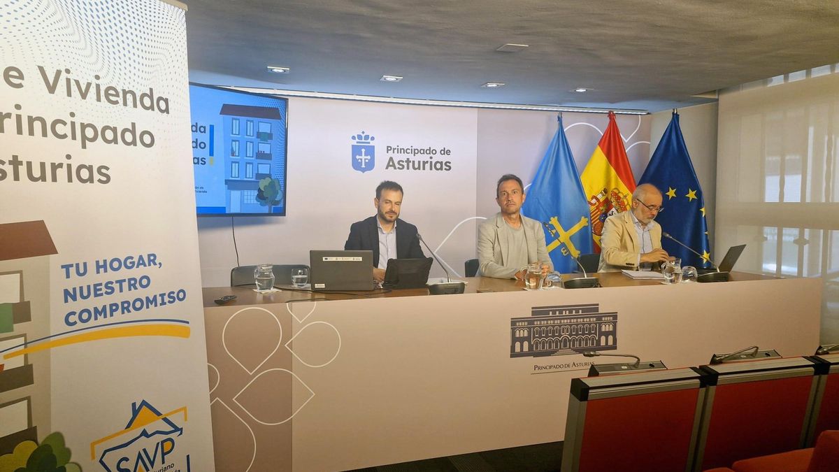 El consejero Zapico, en el centro, durante la presentación del anteproyecto de Ley Vivienda de Asturias.