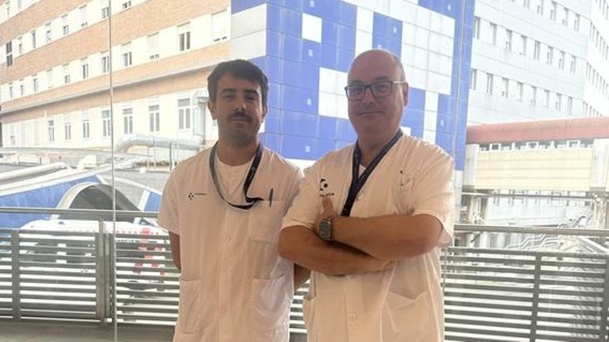 Los doctores Ojinaga y Castelo, en el Hospital de Cruces.