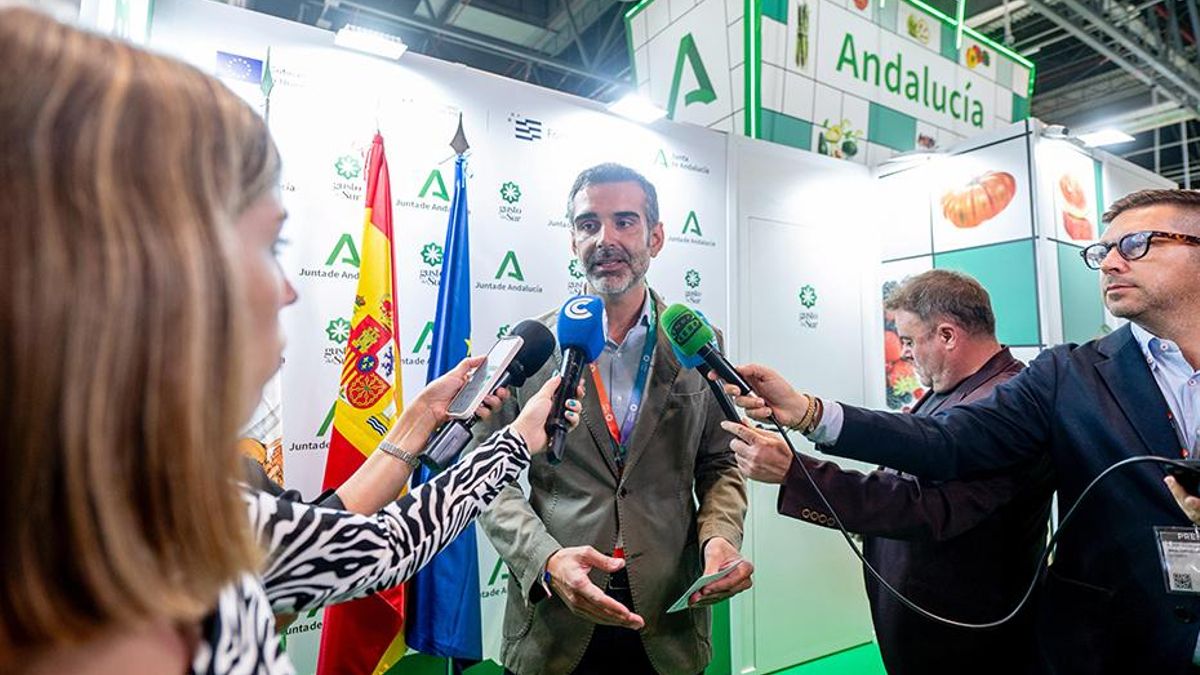 El consejero de Agricultura, Ramón Fernández-Pacheco, atiende a los medios de comunicación en la feria internacional 'Fruit Attraction'.