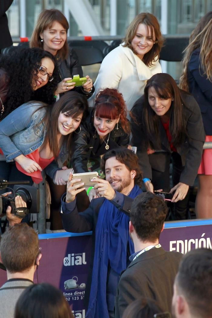 Manu Carrasco se hace un selfie con varias fans./ Cristóbal García (EFE)