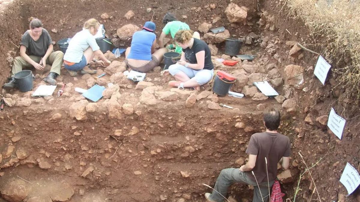 Investigadores llevando a cabo labores arquelógicas en el yacimiento de Vale Boi