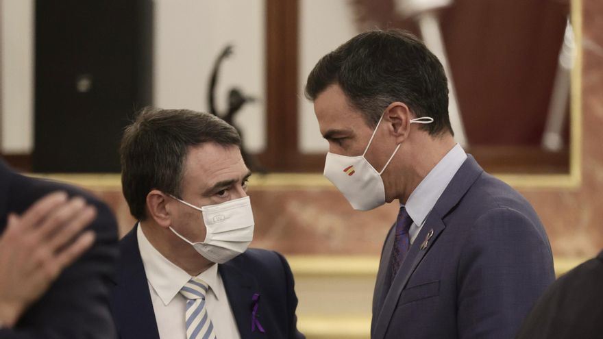 El portavoz del PNV en el Congreso de los Diputados, Aitor Esteban (i) y el presidente del Gobierno, Pedro Sánchez (d), en el acto de firma del acuerdo para la renovación del Dictamen del Pacto de Estado contra la Violencia de Género, en el Congreso de los Diputados, a 25 de noviembre de 2021, en Madrid (España). El acto de firma se lleva a cabo por parte de todas las formaciones políticas representadas leer más en el Congreso y el Senado, salvo Vox. El actual acuerdo, caduca en septiembre de 2022 y el Gobierno llevaba varias semanas buscando un nuevo acuerdo que blinde la unión de fuerzas contra la violencia de género. El acuerdo coincide con el 25N, Día Internacional por la Erradicación de la Violencia de Género.
