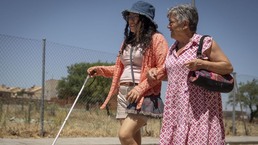 Jenny y Carmen caminan agarradas del brazo por el pueblo toledano de Dosbarrios.