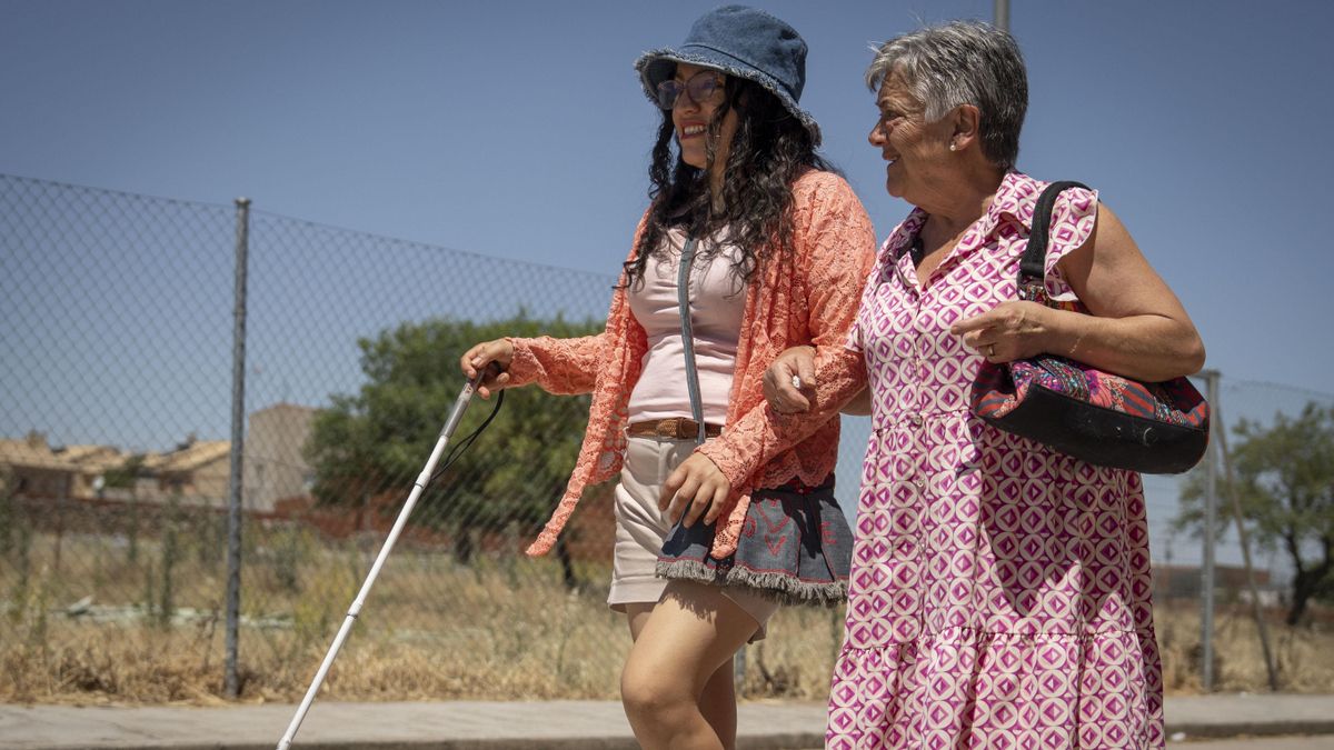 Jenny y Carmen caminan agarradas del brazo por el pueblo toledano de Dosbarrios.