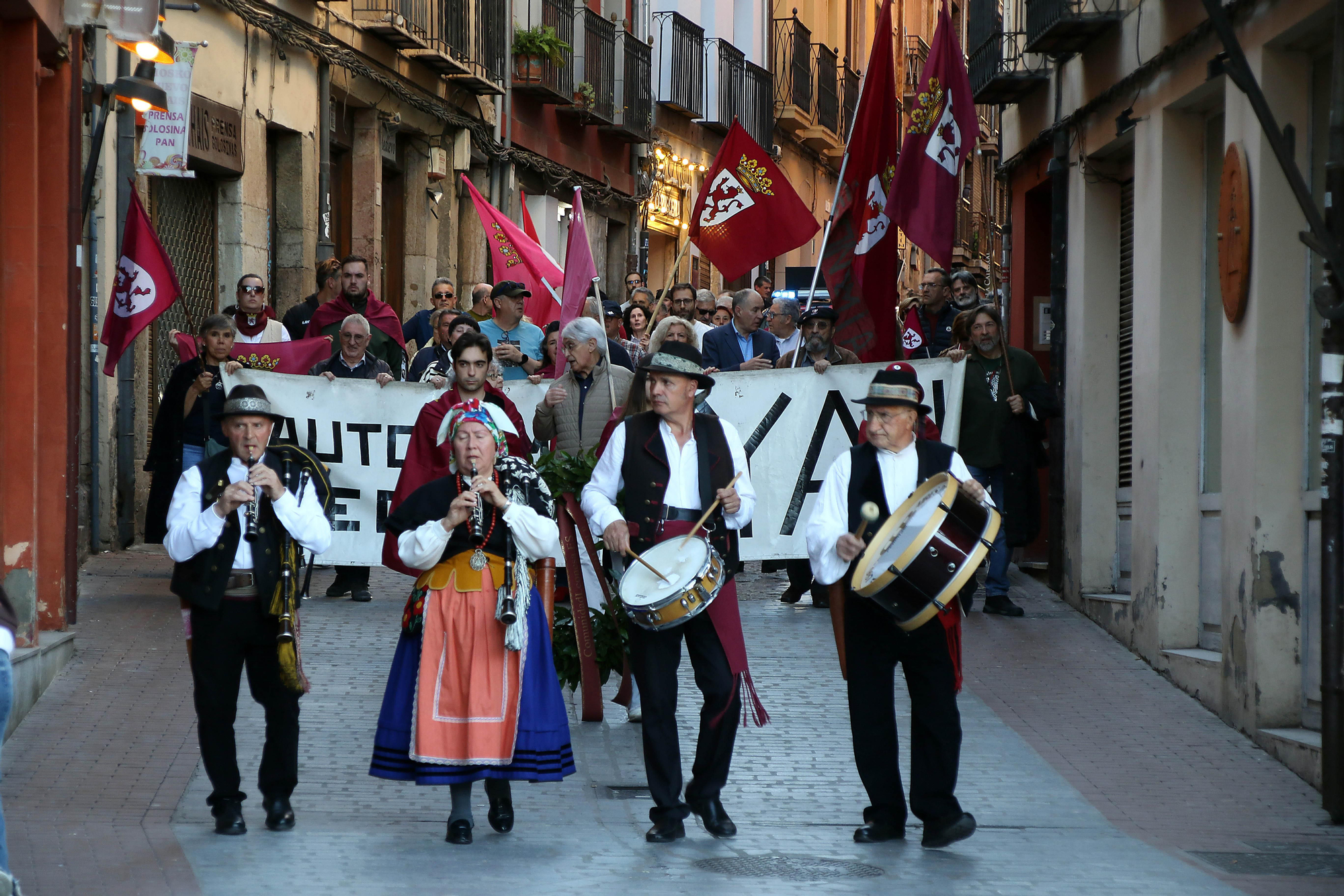 Recorrido del homenaje a los héroes leoneses con banderas de León y al son de música tradicional.