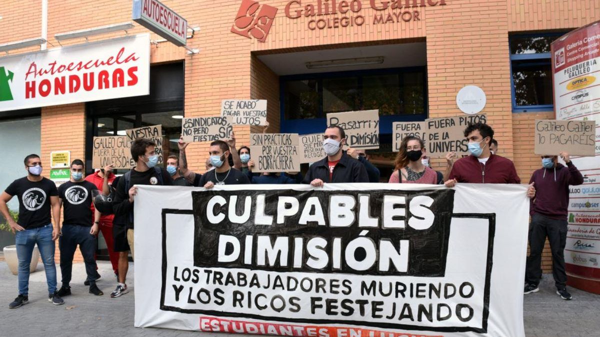 Un momento de la concentración de Estudiantes en Lucha a las puertas del Galileo Galilei.