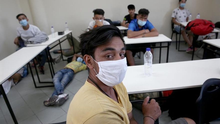 Menores no acompañados esperando a ser trasladados a Atenas después del incendio.