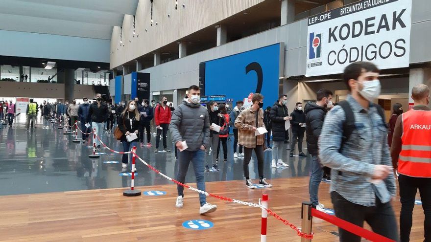 Los convocados al examen, en fila para acceder a los pabellones