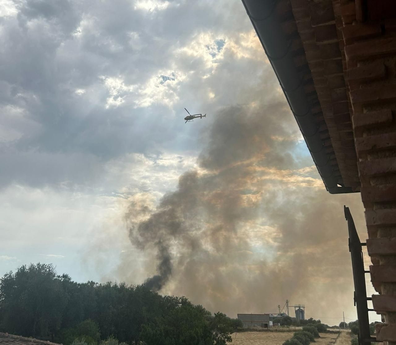 Columnas de humo del incendio forestal de Lagartera el 17 de junio, vistas desde una vivienda aledaña
