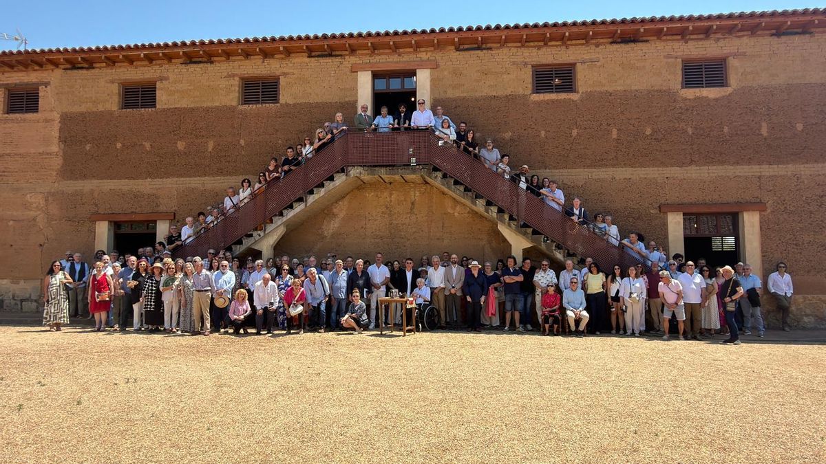 Más de 60 artistas homenajean a Juan Carlos Mestre en una gran exposición que podrá verse hasta septiembre en León.