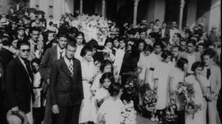 Mujeres de La Laguna cargando el ataúd de Lola