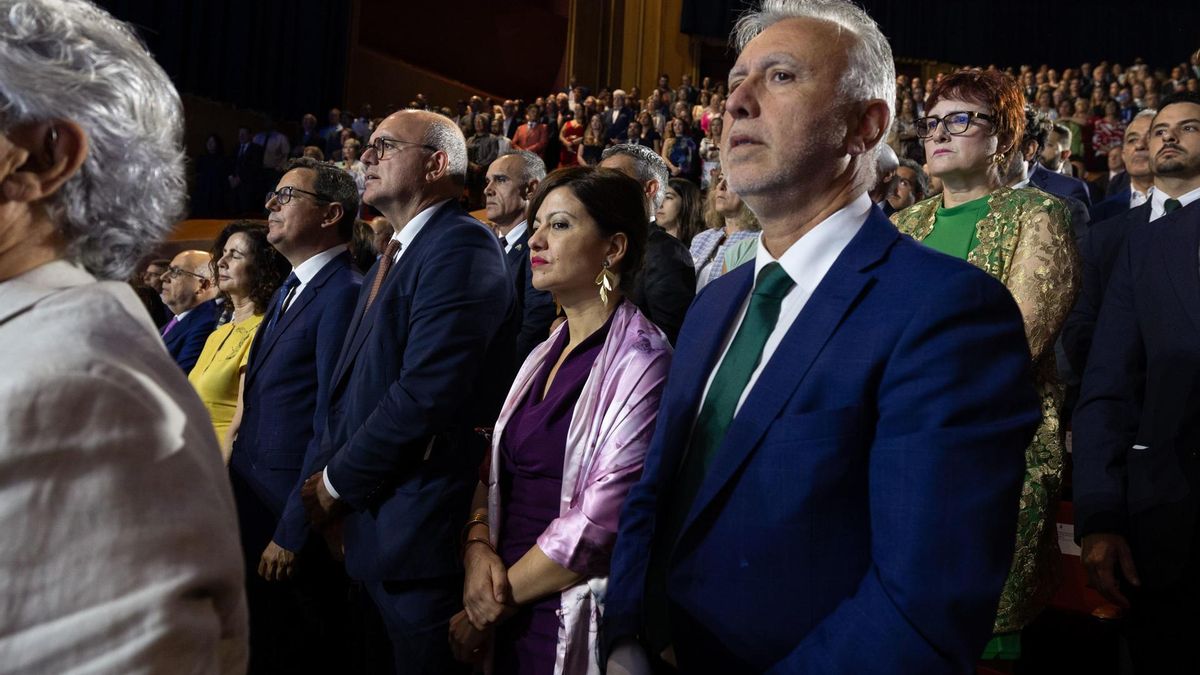 El ministro de Política Territorial y Memoria Democrática, Ángel Victor Torres (d), y la ministra de Juventud e Infancia, Sira Rego (2d), asisten al acto conmemorativo del Día de Canarias, en el que la comunidad autónoma entrega sus premios y medallas de oro, este viernes en Las Palmas de Gran Canaria. EFE/Quique Curbelo