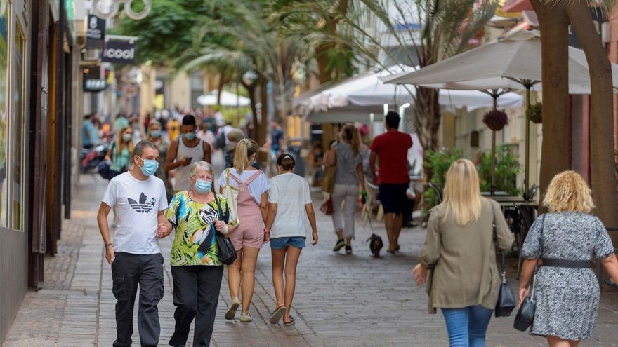 Archivo - Gente con mascarilla paseando por la calle Teobaldo Power, en Santa Cruz de Tenerife