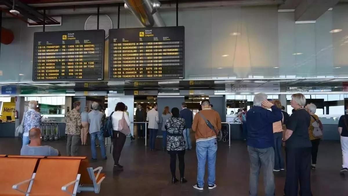 El Aeropuerto de La Palma  operará 290 vuelos este fin de semana de retorno  verano,  20 más que el año pasado