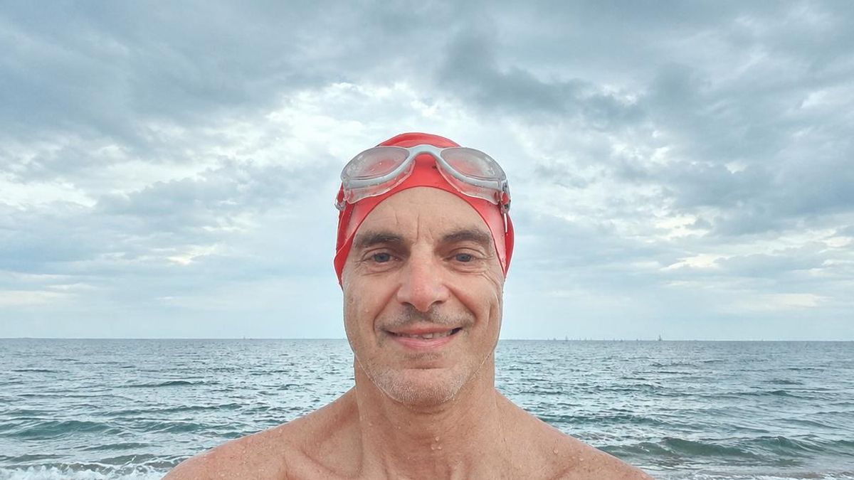 Nedador amb casquet vermell davant del mar