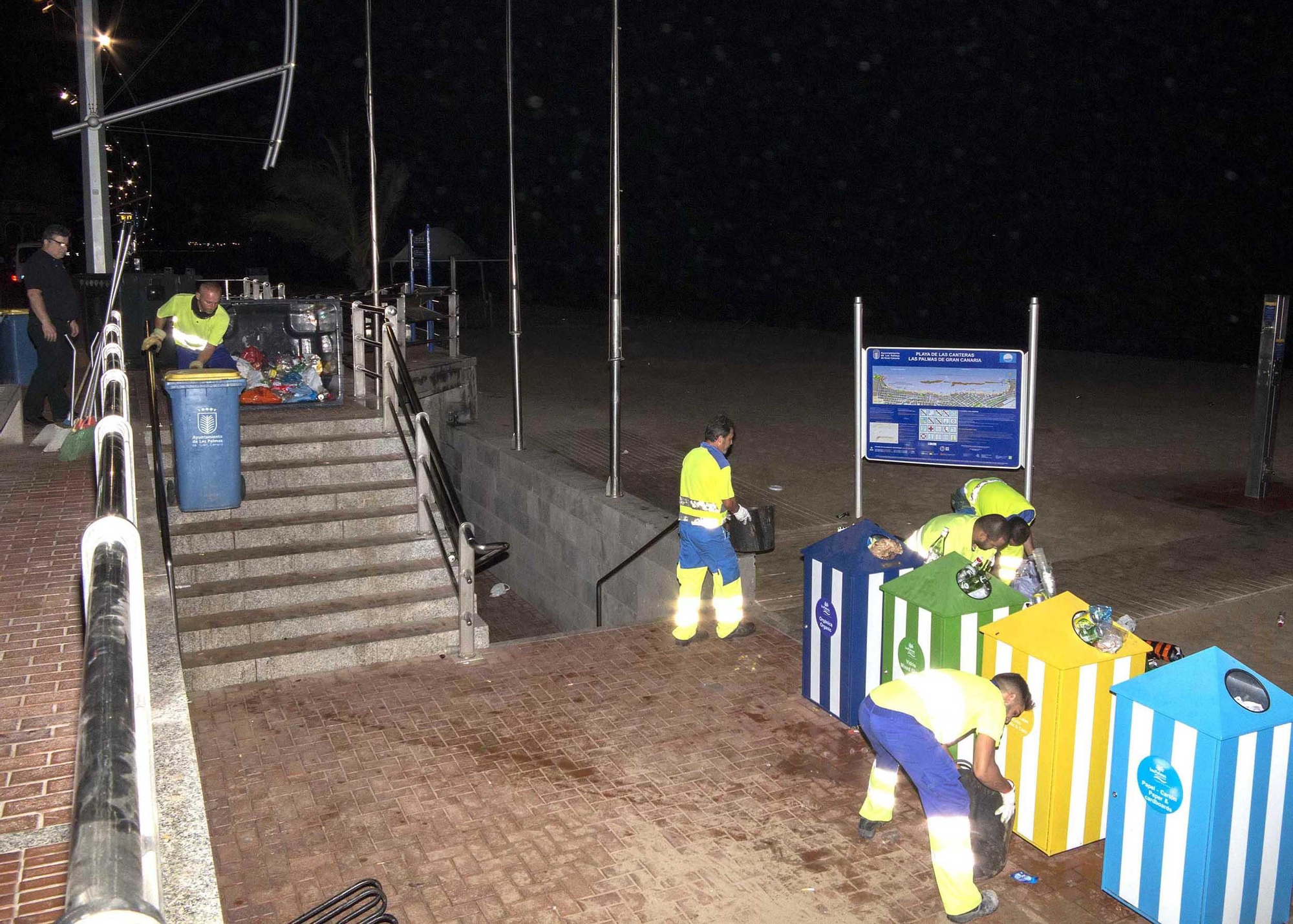 Reciclaje de residuos durante la noche de San Juan en la Playa de Las Canateras.