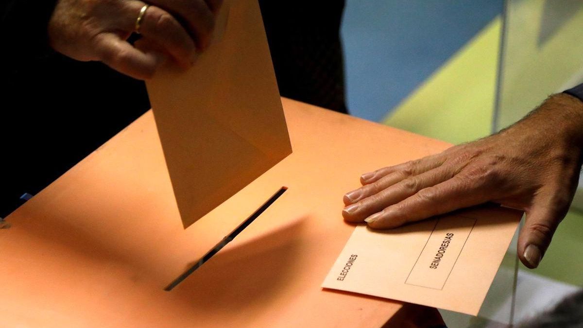 Imagen de archivo de una urna en las elecciones autonómicas de 2023