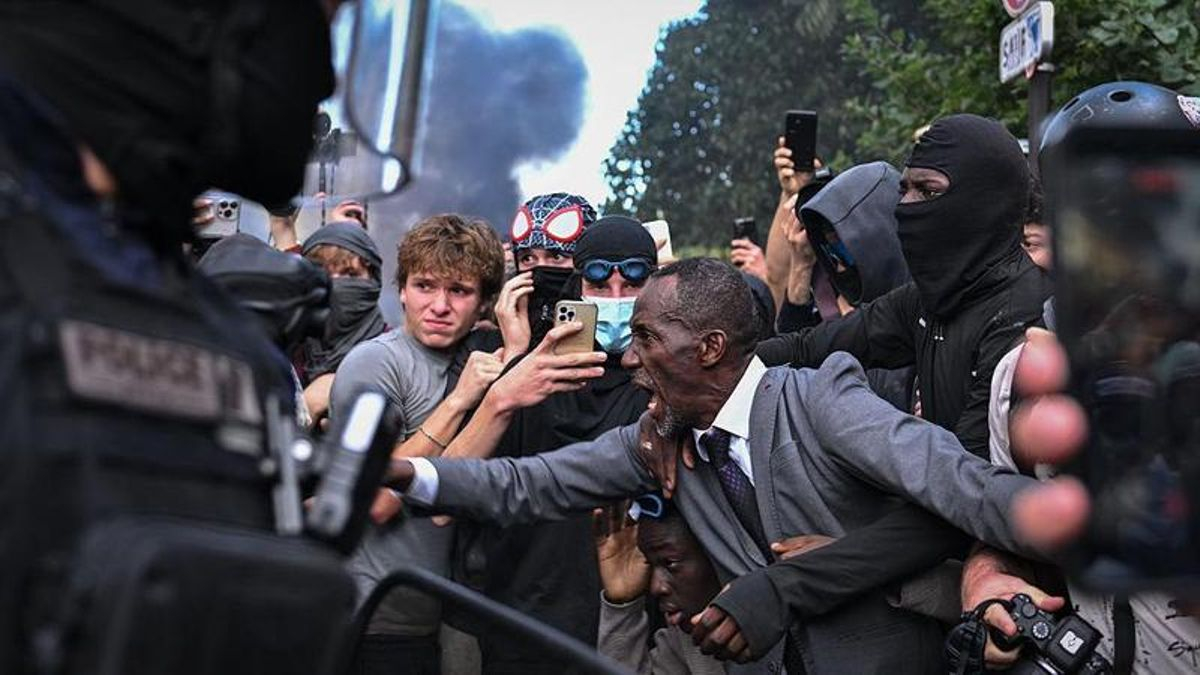 El alcalde de Saint-Denis, Bally Bagayoko, reacciona ante los enfrentamientos entre manifestantes y la policía antidisturbios durante una protesta en París el 6 de octubre de 2026.
