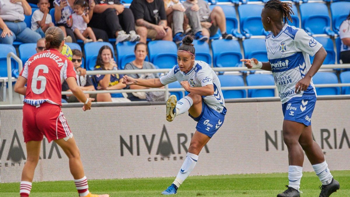 Paola Hernández cuelga un balón en el duelo ante el Granada