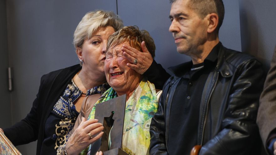Los familiares de Sotero Mazo, el peluquero asesinado por ETA en 1980, en la presentación a los medios de comunicación de dos exposiciones que el Gobierno vasco y el Ayuntamiento de Ermua han preparado con motivo del 25 aniversario del asesinato por ETA de Miguel Ángel Blanco y en la que se ha recordado a su familiar.
