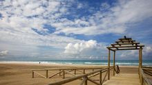 El Ayuntamiento de San Fernando fija en 30.000 personas el aforo de la playa de Camposoto