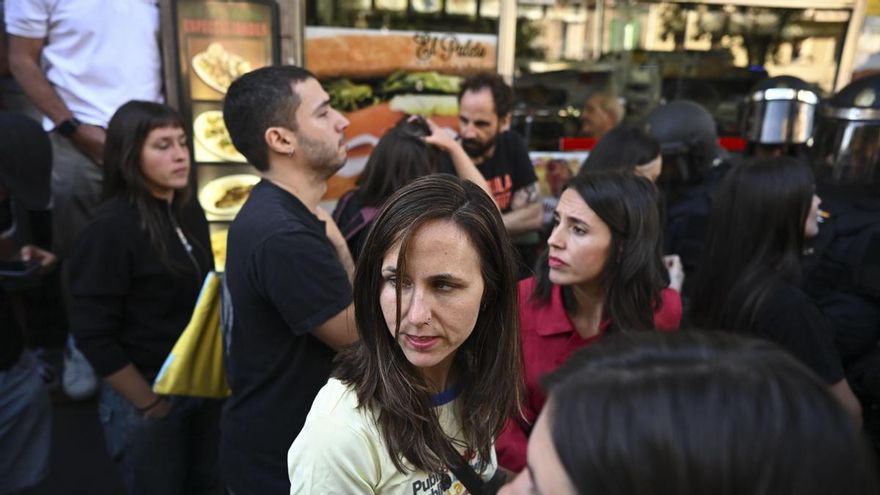 Ione Belarra e Irene Montero, durante el desahucio de Maricarmen en Madrid.