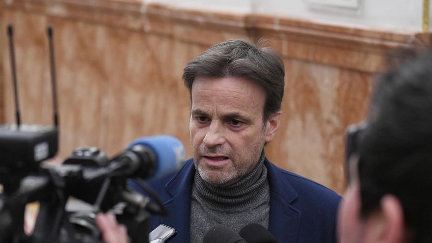 El presidente del grupo parlamentario de Unidas Podemos, Jaume Asens, atiende a medios durante una sesión plenaria en el Congreso de los Diputados, a 14 de marzo de 2023, en Madrid (España).