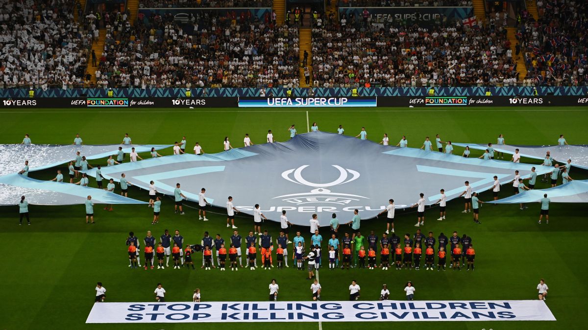 La pancarta colocada por la UEFA durante los prolegómenos de la final de la Supercopa europea.