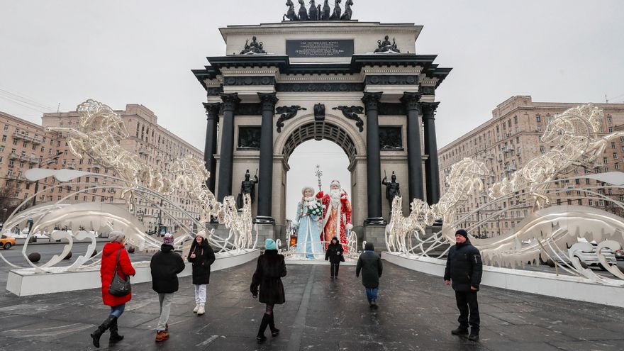 Imagen de archivo de transeuntes en una calle de Moscú. EFE/EPA/YURI KOCHETKOV