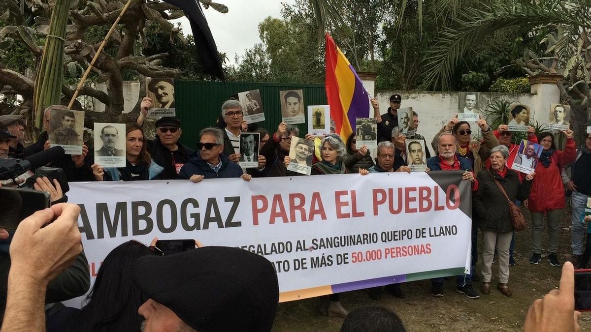 Unas 200 personas marchan en Camas para que el cortijo de Gambogaz deje de ser de la familia de Queipo