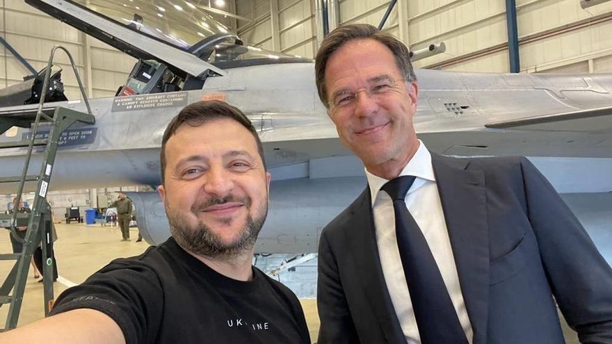 Zelenski se hace un selfie con el primer ministro neerlandés, Mark Rutte, con un F-16 de fondo.