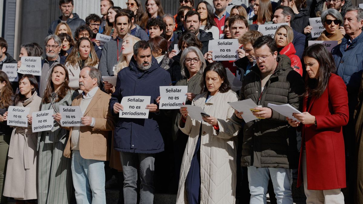 Decenas de periodistas parlamentarios se concentran a las puertas del Congreso de los Diputados, a 26 de febrero de 2025, en Madrid (España).
