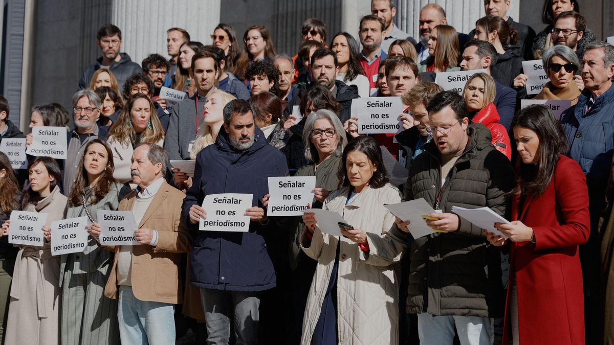 Decenas de periodistas parlamentarios se concentran a las puertas del Congreso de los Diputados, a 26 de febrero de 2025, en Madrid (España).