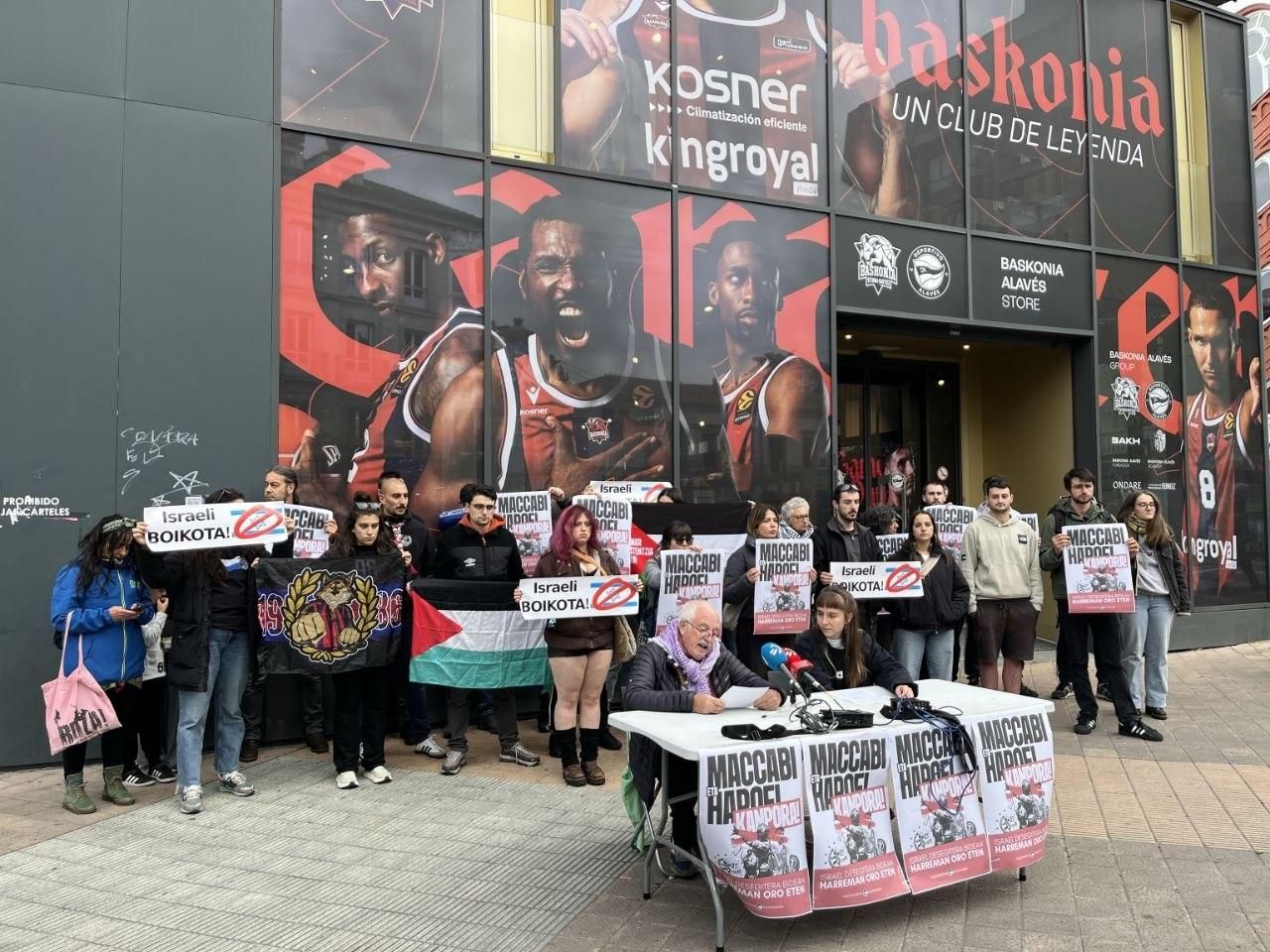 El colectivo Palestinarekin Elkartasuna, llamando al boicot ante la tienda que el grupo Saski Baskonia-Deportivo Alavés regenta en el centro de Vitoria