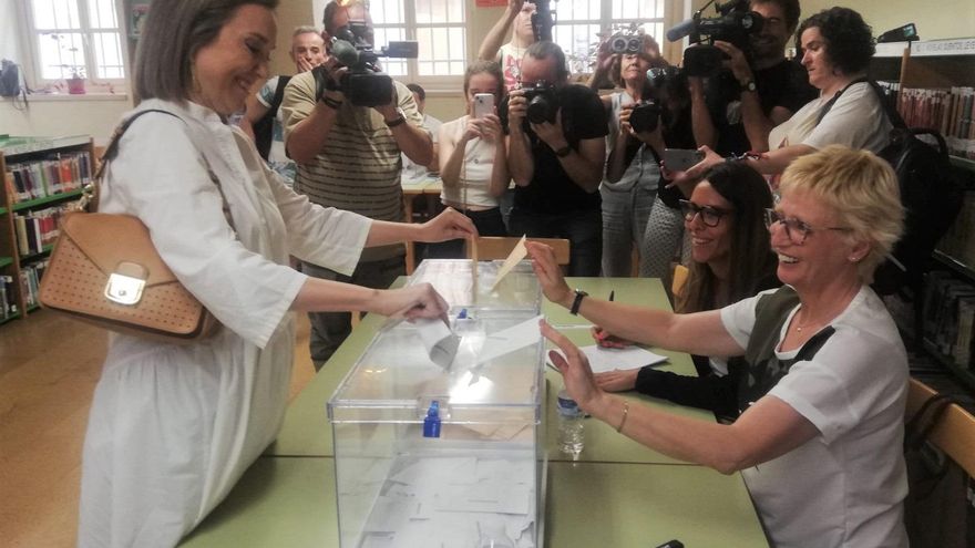 La cabeza de lista del PP al Congreso por La Rioja, Cuca Gamarra, votando en su colegio electoral en Logroño