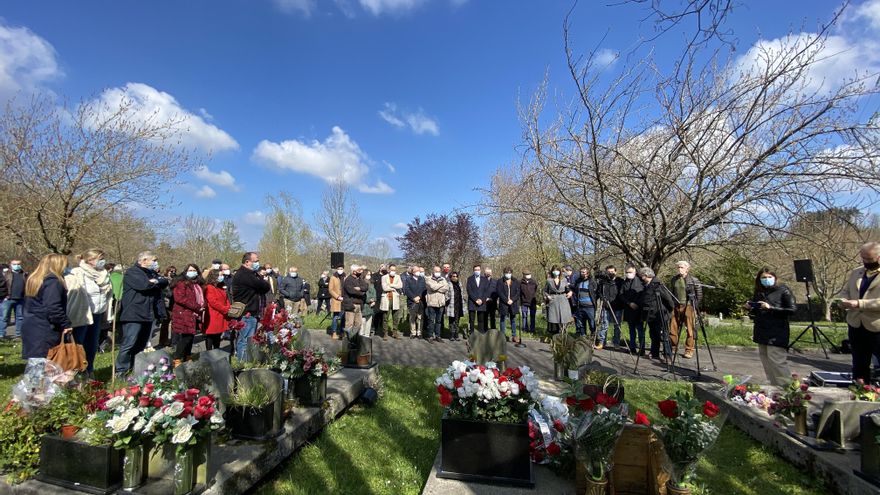 Asistentes al homenaje al concejal socialista Froilán Elespe en el 20 aniversario de su asesinato a manos de ETA, Lasarte-Oria