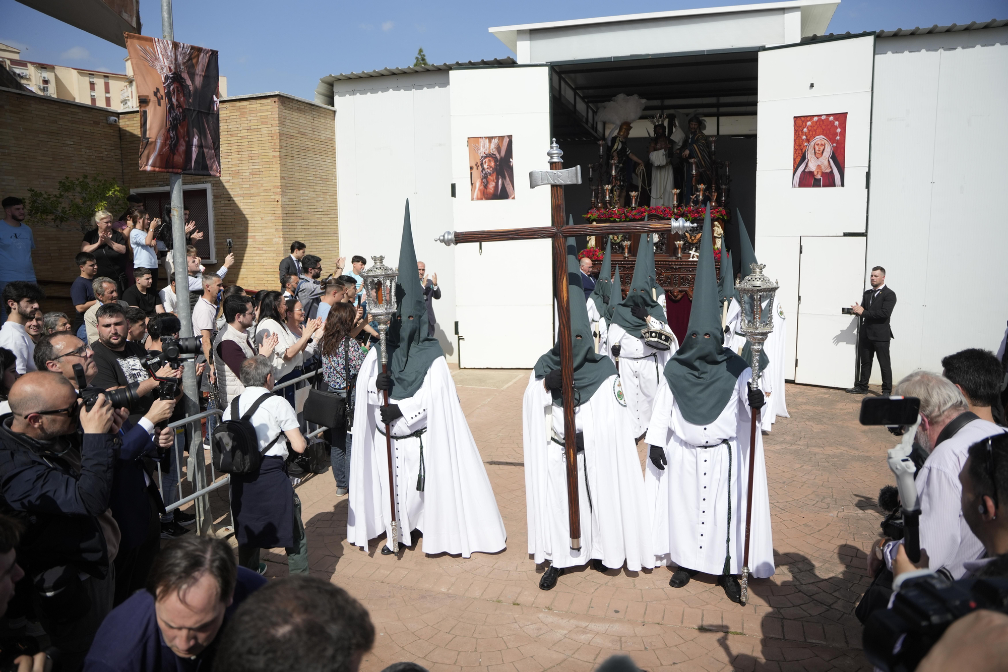 Día histórico en las Tres Mil Viviendas: primera salida procesional de la Hermandad de Bendición y Esperanza