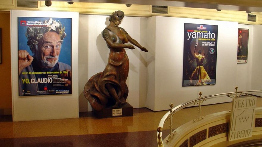 Una de las esculturas en el interior del Albéniz, en junio de 2008