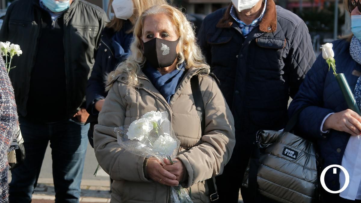 Ofrenda floral en recuerdo de María de los Ángeles García y María Soledad Muñoz