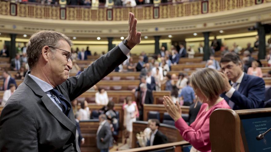 Alberto Núñez Feijóo saluda a los diputados del PP este miércoles en el Congreso.