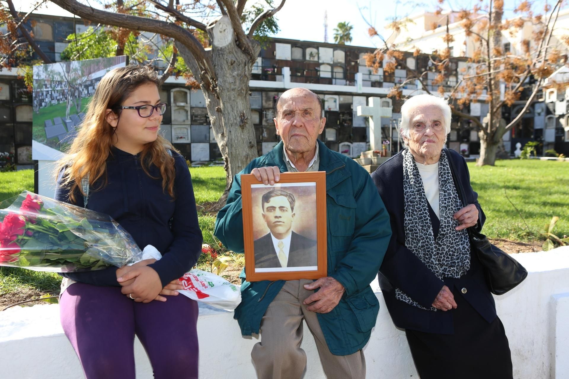 Homenaje a los 63 republicanos fusilados en la isla durante la Guerra Civil y enterrados en Vegueta. (ALEJANDRO RAMOS)