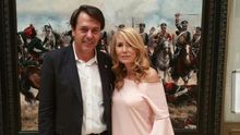 Fotografía cedida de la profesora e historiadora del arte María Fidalgo junto al pintor Augusto Ferrer-Dalmau.