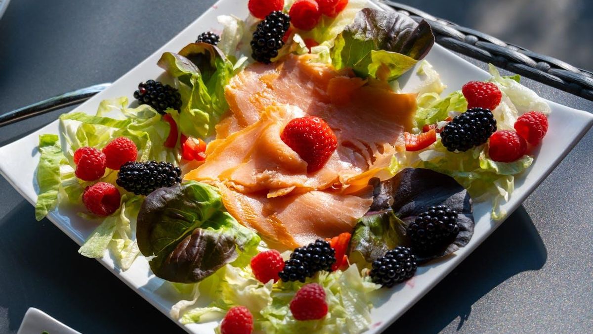 El pescado y las bayas son bases de la dieta nórdica. Foto: pexels joostvanos 8131358
