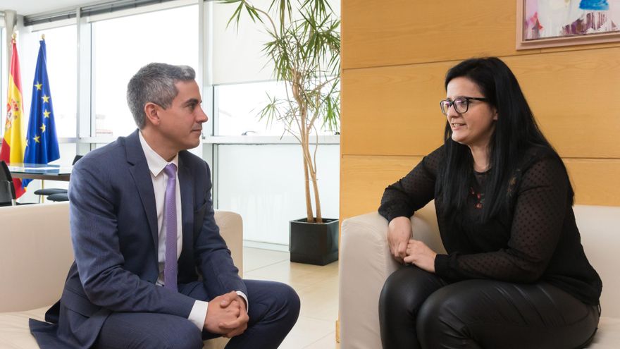 Imagen de archivo de una reunión entre el vicepresidente y secretario general del PSOE de Cantabria, Pablo Zuloaga, y la alcaldesa de Cieza, Lorena Pérez.