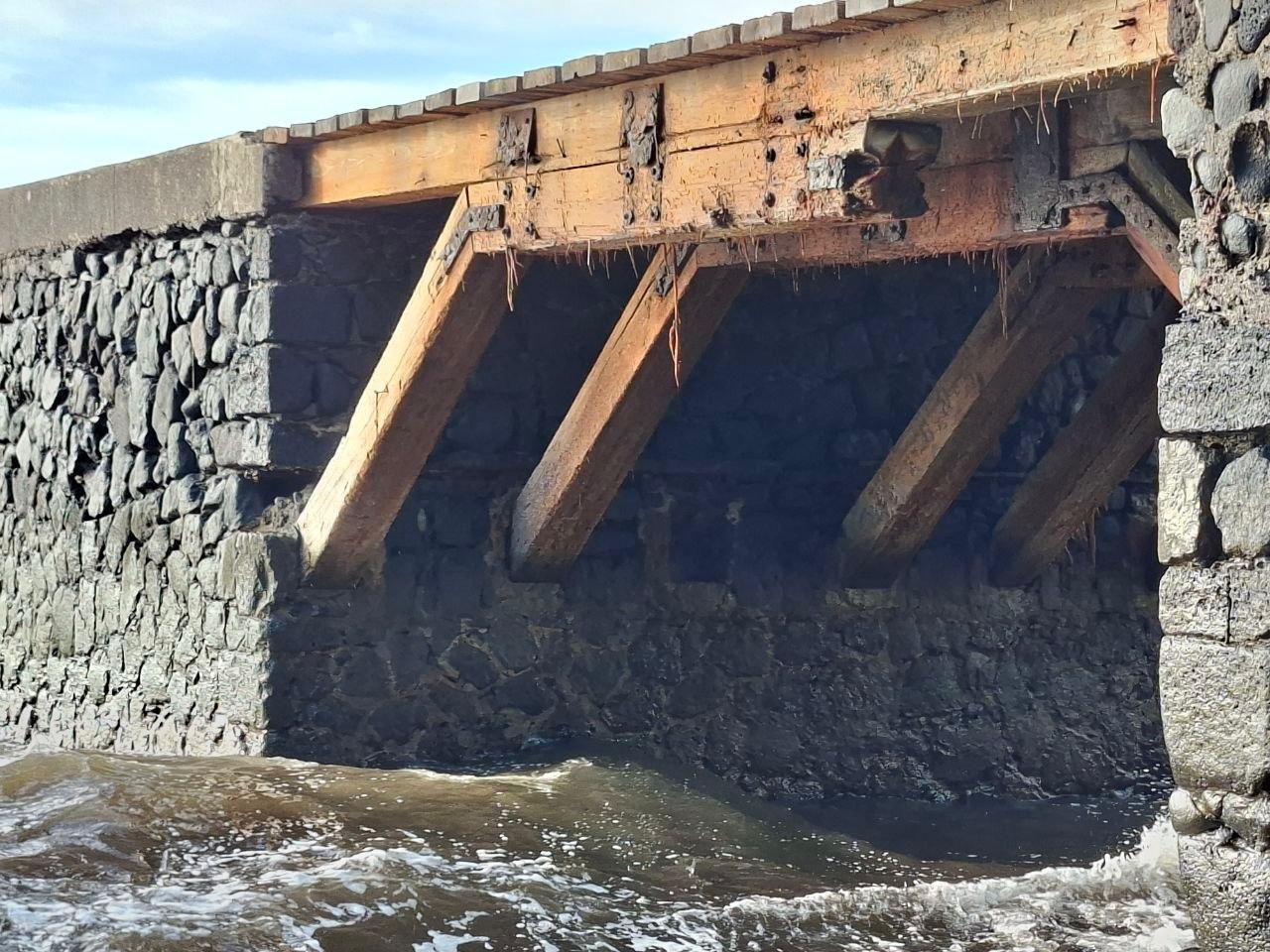 Estado de uno de los muelle carboneras cerrados en Santa Cruz de Tenerife.