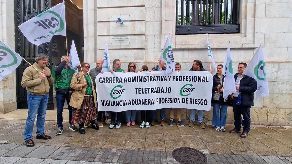 Concentración ante la sede de la AEAT para reclamar mejoras laborales, como que la vigilancia aduanera sea profesión de riesgo.