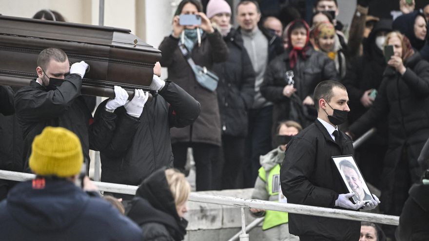 Flores, cánticos y fuerte presencia policial: miles de rusos se despiden de Navalni bajo la mirada de Putin